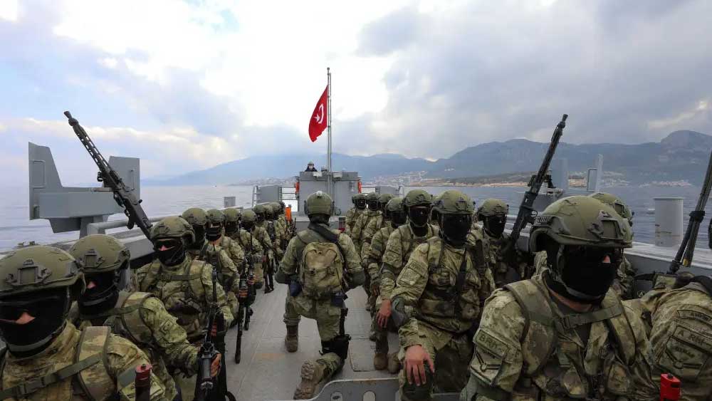 তুরস্কেও ২০ থেকে ৪১ বছর বয়সি পুরুষদের নিরাপত্তা বাহিনীতে যোগদান বাধ্যতামূলক। তবে ২০১৯ সালে সে দেশের আইনসভায় একটি নয়া আইন পাশ করিয়ে সেনাবাহিনীতে পরিষেবার সময়সীমা ১২ মাস থেকে কমিয়ে ছ’মাস করা হয়েছে। তবে কেউ চাইলে এর পরেও নিজের ইচ্ছায় সেনাবাহিনীতে থাকতে পারেন। তবে কেউ সেনাবাহিনীতে যোগ দিতে না চাইলে তার বিকল্পও রয়েছে। এক মাসের সামরিক প্রশিক্ষণের পর কেউ চাইলে পাঁচ হাজার ডলারের বিনিময়ে বাকি পাঁচ মাস সেনাবাহিনীতে কাজ করা এড়াতেও পারেন। তবে কেউ যদি উচ্চশিক্ষার জন্য সেনাবাহিনীতে দেরিতে যোগ দিতে চান, তা হলে তাঁকে সেই অনুমতি দেওয়া হয়। প্রবাসী তুর্কিরাও সরকারকে নির্দিষ্ট অর্থপ্রদান করে সেনাদলে যোগ দেওয়া থেকে অব্যাহতি পেতে পারেন।