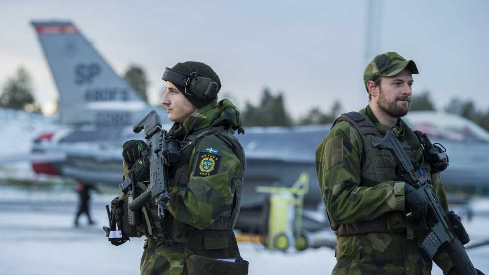 ২০১০ সালে সুইডেনে পুরুষদের আবশ্যিক ভাবে সেনাদলে যোগ দেওয়ার নিয়ম বাতিল করা হলেও ২০১৭ সালে তা আবার ফিরিয়ে আনা হয়। তবে ২০১৪ সালে ক্রাইমিয়া রাশিয়ার দখলে যাওয়ার পর পরই সুইডেনে আবারও সেনাবাহিনীতে যোগ দেওয়া বাধ্যতামূলক করার বিষয়ে চিন্তাভাবনা শুরু হয়। তবে আগে শুধু পুরুষদেরই সেনাতে যোগ দেওয়া বাধ্যতামূলক থাকলেও ২০১৭ সালের পর পুরুষ এবং মহিলা উভয়ের জন্যই সেনাবাহিনীকে যোগ দেওয়া বাধ্যতামূলক করা হয়। সেনায় আবশ্যিক ভাবে যুক্ত থাকার সময়কাল ৯ থেকে ১২ মাস।