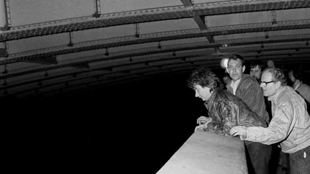 অনেকটা অ্যালফ্রেড হিচককের সিনেমার দৃশ্যের মতোই মনে হতে পারে। তবে স্ট্রাইপড শার্ট, ধূসর স্যুট এবং সাদা ওয়েস্টকোট পরা ক্যালভির ঝুলন্ত দেহে বেশ কয়েকটি বিষয় চোখে পড়ার মতো। জুতো-মোজা পরা থাকলেও ক্যালভির দেহে টাই বা বেল্ট বাঁধা ছিল না। হাতঘড়ির কাঁটা আটকে ১টা ৫২-য়। পকেটে ছিল প্রায় ১৩ হাজার ডলার মূল্যের ইটালিয়ান লিরা, অস্ট্রেলীয় শিলিং, সুইস ফ্রাঁ এবং আমেরিকান ডলারের মতো নানা ব্যাঙ্কনোট। এখনকার ভারতীয় মুদ্রায় যা প্রায় ১০,১৩,৩৬৯ টাকা।