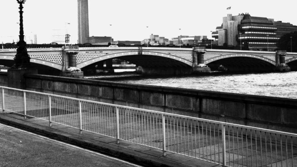 ক্যালভির ঝুলন্ত দেহটির পকেটে ছিল একটি পাসপোর্টও। সেই সঙ্গে ট্রাউজাস ও অন্তর্বাস থেকে পাওয়া যায় প্রায় ১২ পাউন্ডের ইটের টুকরো।