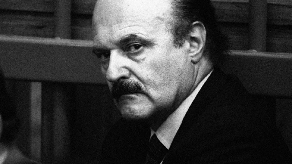 তদন্তকারীরা জানিয়েছিলেন, ৬২ বছরের ক্যালভির পকেট থেকে পাওয়া পাসপোর্টটি ভুয়ো। কেন খুন করা হয়েছিল তাঁকে? ১৯৮২ সালের ১৯ জুন ওই ঘটনার ৪০ বছর পরেও ব্রিটেনের এই হাই-প্রোফাইল খুনের কিনারা হয়নি।