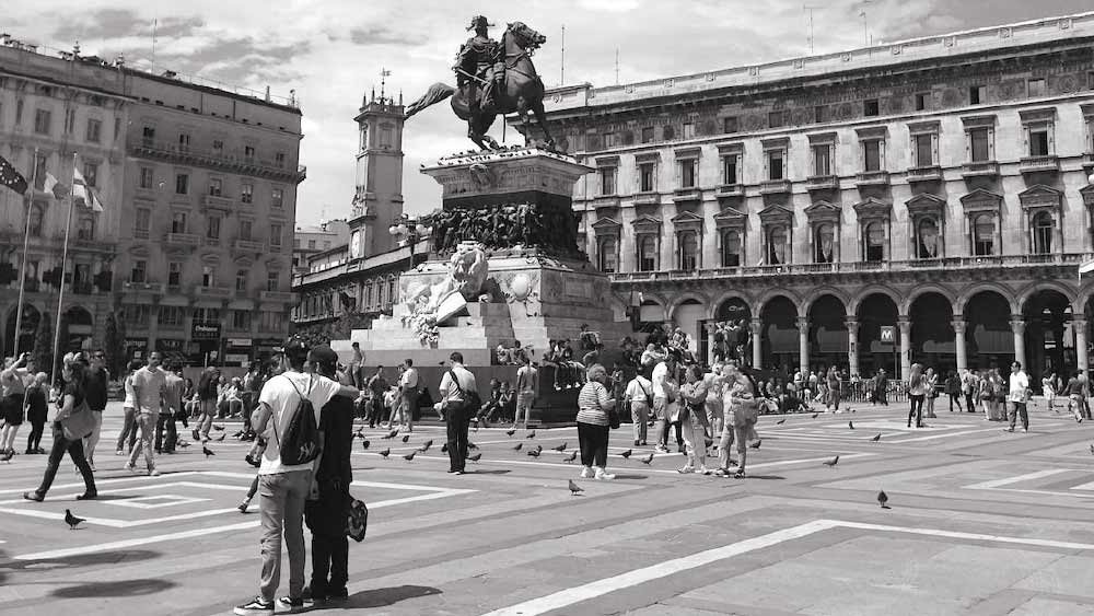 ইতালির মিলান শহরে ব্র্যাঙ্কো অ্যাব্রোসিয়ানো নামে একটি ব্যাঙ্কের প্রেসি়ডেন্ট ছিলেন ক্যালভি। ইতালির অন্যতম বড় বেসরকারি ব্যাঙ্কের সর্বেসর্বার আরও একটি পরিচিতি ছিল। অনেকেই তাঁকে গড’স ব্যাঙ্কার নামে ডাকতেন। নিন্দকেরা বলেন, ভ্যাটিকান থেকে ইটালির মাফিয়াজগৎ— সবেতেই অনায়াস বিচরণ ছিল ক্যালভির। এবং ওই কারণেই জুটেছিল এ ‘শিরোপা’।