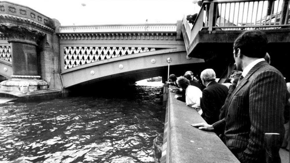 ১৯ জুন ক্যালভির দেহ পাওয়া যায়। তার সপ্তাহখানেক আগে নাকি মিলান থেকে গায়েব হয়ে গিয়েছিলেন তিনি। কিন্তু, লন্ডনে কী করতে গিয়েছিলেন ক্যালভি?