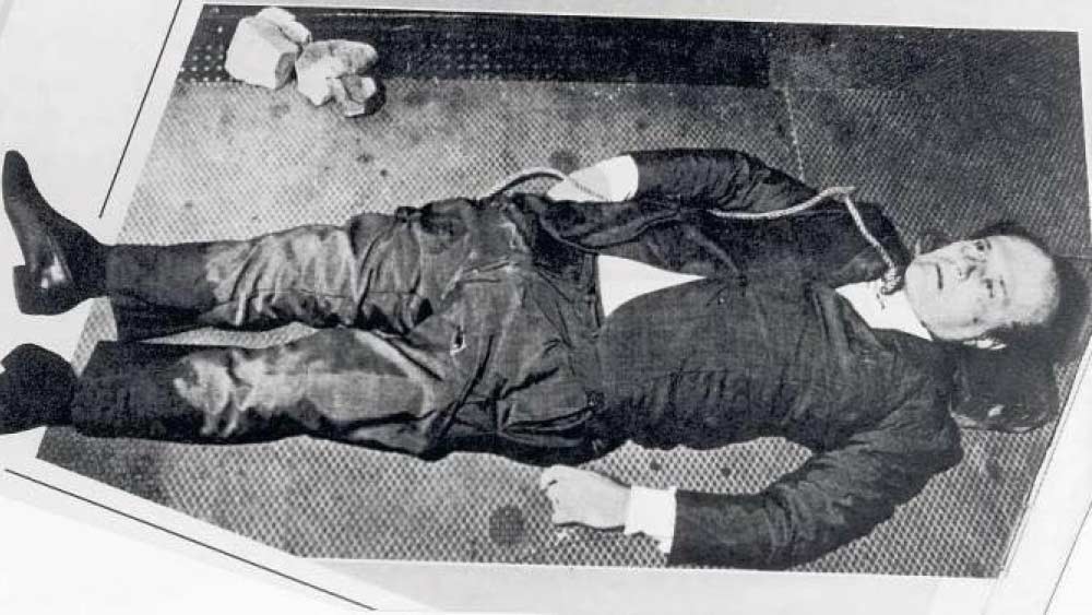 অনেকের অভিযোগ, ভ্যাটিকান এবং মাফিয়াদের আর্থিক দুর্নীতির সঙ্গে জড়িত ছিল ব্র্যাঙ্কো অ্যাব্রোসিয়ানো এবং খোদ ক্যালভি। ক্যালভির ব্যাঙ্কের মাধ্যমেই মোটা অঙ্কের অর্থ ঢালত তারা। তার মুনাফায় ফুলেফেঁপে উঠেছিলেন ক্যালভি।