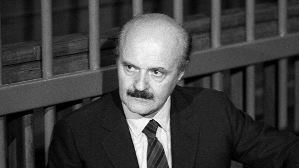 ক্যালভির উত্থানের কাহিনিও বেশ চমক জাগায়। মাত্র ২৭ বছর বয়সে ব্র্যাঙ্কো অ্যাব্রোসিয়ানোতে কেরানির পদে যোগ দিয়েছিলেন তিনি। এর পর এক সময় ওই ব্যাঙ্কের প্রেসিডেন্টের দায়িত্ব নেন ক্যালভি।