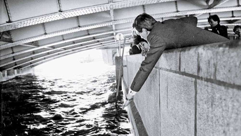 তদন্তে নেমে পরের পর ফরেন্সিক পরীক্ষা শুরু করেন জেফ। ক্যালভির পকেট ও অন্তর্বাস থেকে ইটের টুকরো পাওয়া গেলেও ইটের গুঁড়ো পাওয়া যায়নি তাঁর হাতে। ইটের টুকরো না ধরে কী ভাবে তা পকেটে পুরলেন ক্যালভি? জেফের দাবি, ইটের টুকরোগুলি কেউ নিশ্চয়ই ক্যালভির পকেটে ঢুকিয়ে দিয়েছিলেন।