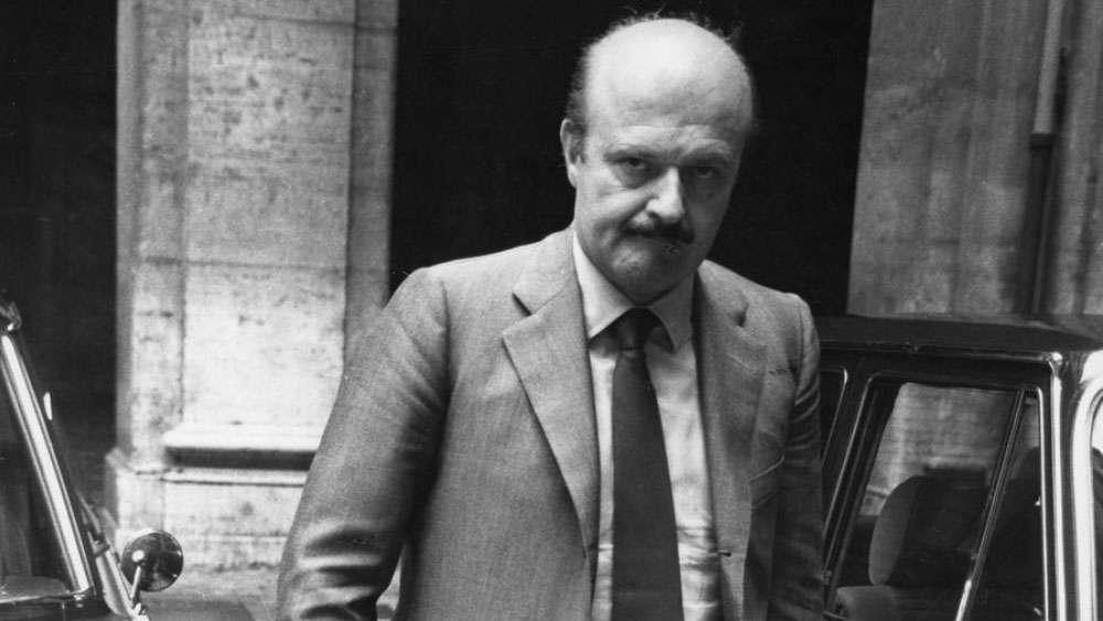 গলায় দড়ির ফাঁসের দাগ ছাড়া ক্যালভির ঘাড়েও ক্ষতচিহ্ন পাওয়া গিয়েছিল। ব্রিজের যে অংশে তাঁর দেহ ঝুলছিল, সেটি মরচে ধরা এবং রংচটা হলেও ক্যালভির জুতোয় তার কোনও চিহ্ন পাওয়া যায়নি। তিনি নিজেই যদি ওই ব্রিজে চড়েন, তা হলে তাঁর জুতো থেকে সে সব চিহ্ন কী ভাবে গায়েব হল? প্রশ্ন তোলেন জেফ।