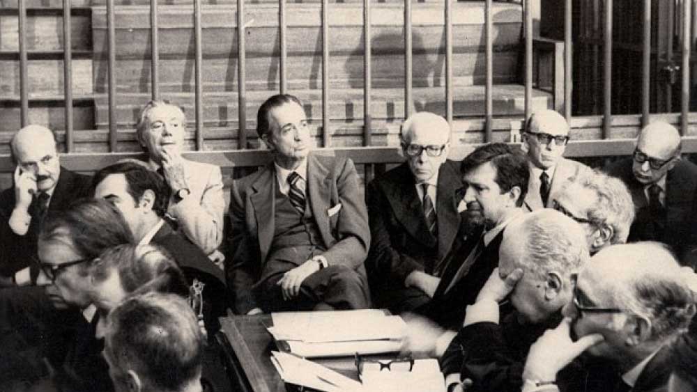 ক্যালভিকে খুনের অভিযোগে মামলা রুজু হয়েছিল ইটালিতেও। তাতে পাঁচ জন অভিযুক্তের বিরুদ্ধে মামলা চলেছিল। তবে ২০০৭ সালে প্রমাণাভাবে সেই অভিযুক্তদের ছেড়ে দেয় আদালত। যদিও আদালতের পর্যবেক্ষণ ছিল, এটি আত্মহত্যা নয়। ক্যালভিকে খুন করা হয়েছিল।