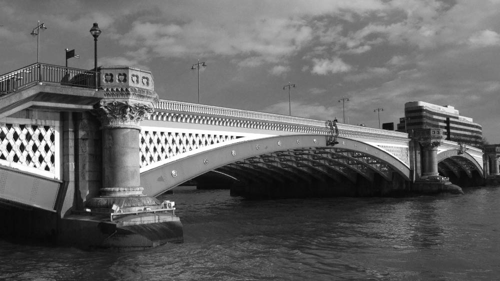 জীবদ্দশায় ‘পি২ মেসোনিক’ নামে একটি বেআইনি সংগঠনের সদস্য ছিলেন ক্যালভি। ঘটনাচক্রে, ওই সংগঠনের সদস্যেরা ইটালিতে ‘ফ্রাটি নেরি’ নামে পরিচিত। যা অনুবাদ করলে দাঁড়ায়, ব্ল্যাক ফ্রায়ার্স— যে ব্রিজে ঝুলছিল ক্যালভির দেহ!