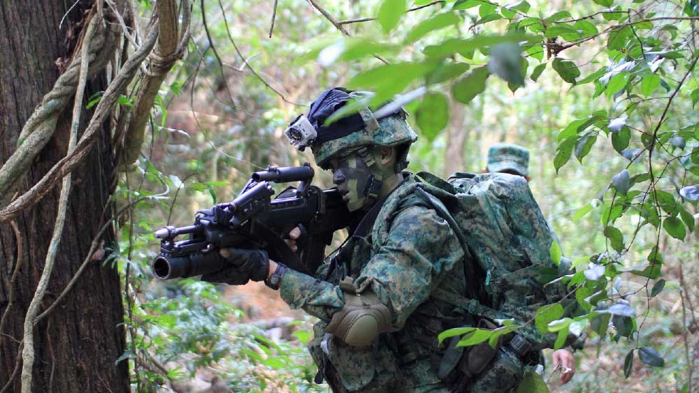 সিঙ্গাপুরেও পুরুষদের সেনায় যোগ দেওয়া বাধ্যতামূলক। এই দেশের নাগরিকদের মধ্যে ১৭ থেকে ৩০ বছর বয়ষের ছেলেদের, কমপক্ষে দু’বছর জাতীয় পরিষেবা হিসেবে দেশের সেনাবাহিনিতে কাজ করতে হয়। সেনায় কাজ শেষ করার পর এঁরা প্রচুর সুযোগ-সুবিধাও পেয়ে থাকেন। তবে দেশকে এই পরিষেবা না দিলে সিঙ্গাপুরের নিয়মানুযায়ী নাগরিকত্ব বাতিল হতে পারে।