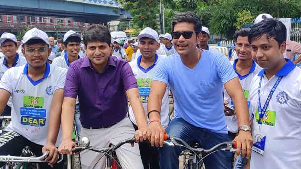 অভিষেক ডালমিয়া এবং লক্ষ্মীরতন শুক্ল সাইকেল র্যালিতে যোগ দেন।