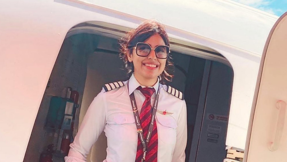 এ নিয়ে প্রচণ্ড চিন্তায় ছিলেন সকলে। এই অসম্ভবকে সম্ভব করে দেখিয়েছেন স্পাইসজেট বোয়িং ৭৩৭-এর মহিলা পাইলট ক্যাপ্টেন মনিকা খন্না। 