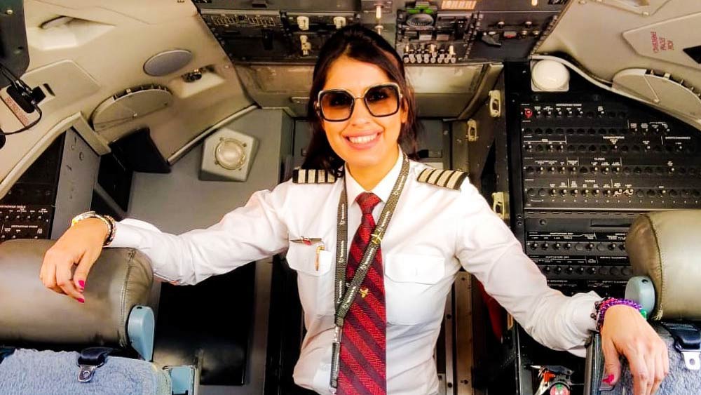 মনিকার সাহস ও ধৈর্যের প্রশংসা করেছেন ডিজিসিএ-র কর্তা-সহ বহু বিমানসংস্থার অভিজ্ঞ আধিকারিক। তাঁদের বক্তব্য, এই পরিস্থিতিতে ‘ওভারওয়েট ল্যান্ডিং’ করার মতো কঠিন সিদ্ধান্ত নিয়ে মনিকা তাঁর বুদ্ধিমত্তার পরিচয় দিয়েছেন।