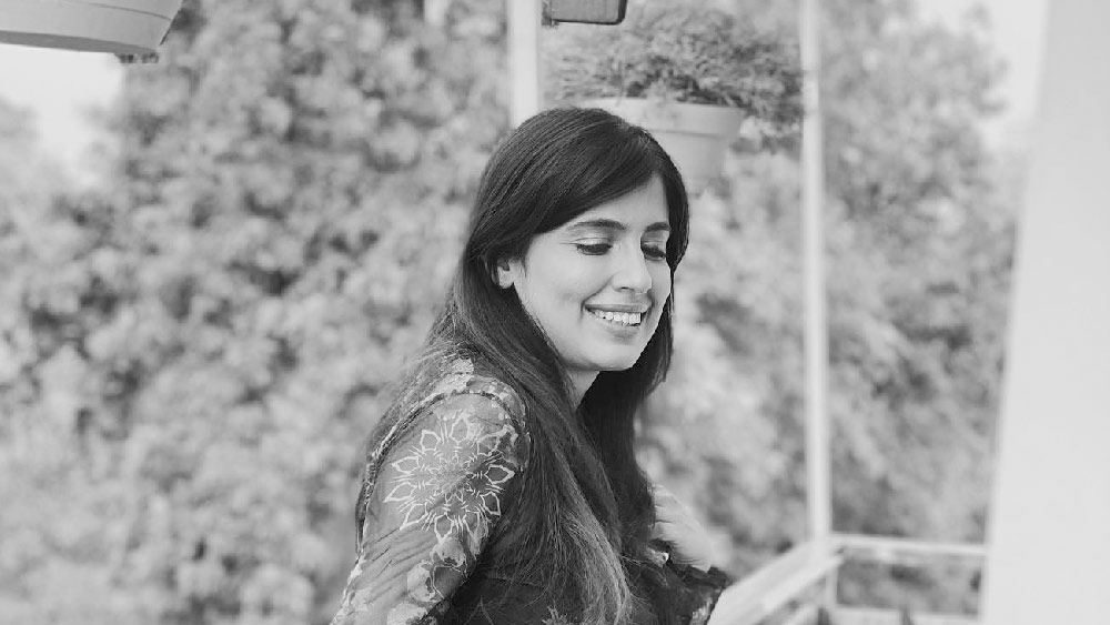 সংবাদ সংস্থা সূত্রের খবর, মনিকা ২০১৮ সালে স্পাইসজেট বিমান সংস্থার সঙ্গে যুক্ত হন। চার বছরে প্রচুর অভিজ্ঞতা সঞ্চয় করেছেন তিনি।