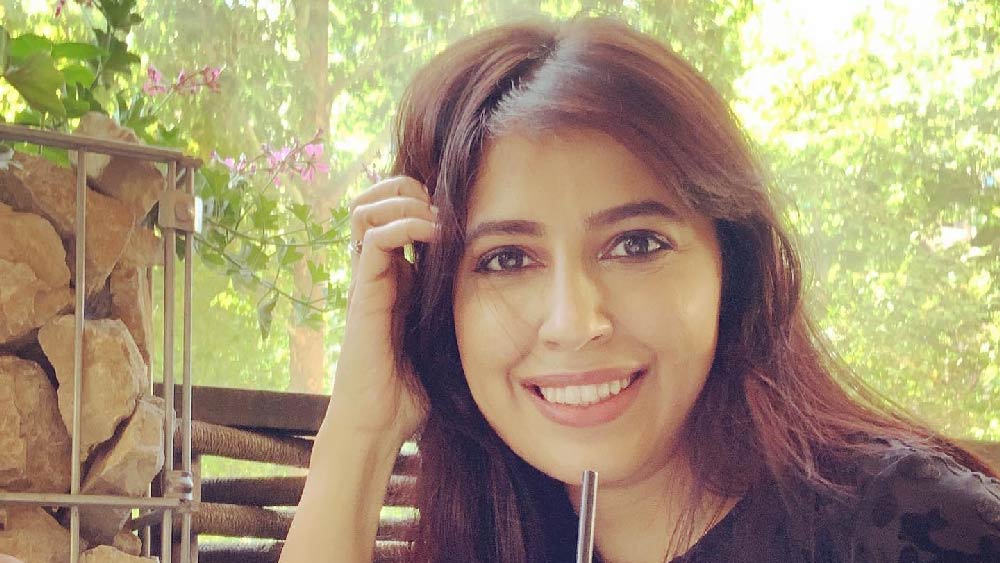 কিন্তু এমন ভয়ঙ্কর পরিস্থিতির সম্মুখীন কখনও হতে হয়নি তাঁকে। বিমানটি টেক অফের কিছু সময় পর ওই বিমানের ক্রু সদস্যরা মনিকাকে জানান, পাখির ডানার ঝাপটা লেগে বিমানের একটি ইঞ্জিন থেকে আগুনের ফুলকি বেরোচ্ছে।