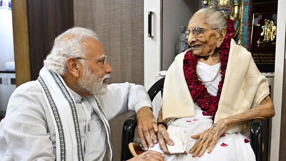 সম্প্রতি মা হীরাবেনের শততম জন্মদিনকে স্মরণীয় করে রাখতে একটি দীর্ঘ ব্লগ লেখেন প্রধানমন্ত্রী নরেন্দ্র মোদী।