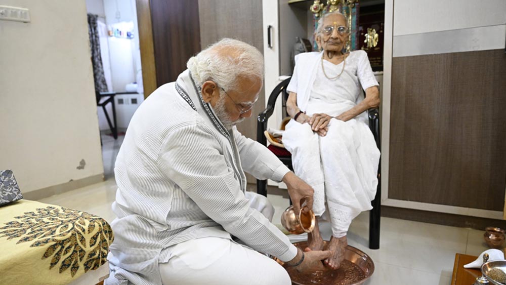 মোদীর কথায়, “অপরের আনন্দে মা খুশি হন। আমাদের বাড়ি খুব ছোট ছিল ঠিকই কিন্তু মায়ের হৃদয় ছিল বিশাল। কাছের গ্রামে বাবার এক বন্ধু থাকতেন। অকালে তাঁর মৃত্যুর পরে, তাঁর ছেলে আব্বাসকে বাবা আমাদের বাড়িতে নিয়ে এসেছিলেন। আমাদের বাড়িতে থেকেই আব্বাস পড়াশোনা শেষ করেছিল। আমাদের ভাই-বোনদের প্রতি মা যতটা যত্নবান, আব্বাসের প্রতিও ছিলেন ততটাই। প্রতি বছর ইদে মা ওর পছন্দের খাবার তৈরি করতেন। উৎসবের সময় পাড়ার সব বাচ্চারা আমাদের বাড়ি আসত মায়ের তৈরি খাবারের লোভে।”