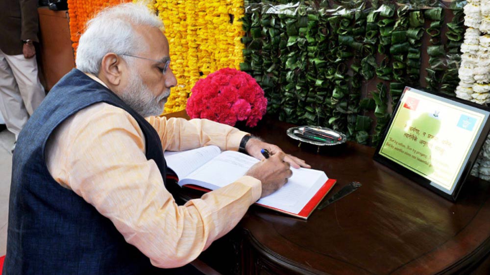 এক মুসলিম পরিবারের ছেলে সত্তরের দশকের গোড়ার দিকে কী ভাবে গুজরাতের মেহসানা জেলার ভাদনগরে মোদী পরিবারের অবিচ্ছেদ্য অংশ হয়ে উঠেছিলেন এবং পারিবারিক প্রেম খুঁজে পেয়েছিলেন, তা-ও প্রকাশ পেয়েছে মোদীর লেখায়। মোদীর বাড়িতে থেকে পড়াশোনা করার সময় কী ভাবে তাঁদের দু’জনের মধ্যে অটুট বন্ধুত্ব গড়ে ওঠে তা নিয়েও লিখেছেন মোদী।