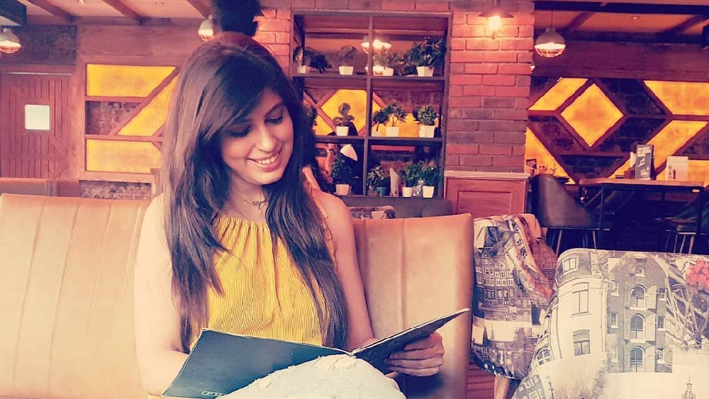 সঙ্গে সঙ্গেই বিমানবন্দরে খবর দেওয়া হয়। এয়ার ট্রাফিক কন্ট্রোল রুম থেকে জরুরি অবতরণের নির্দেশ দেওয়া হয় বিমানচালকদের। কিন্তু পটনার বিমানবন্দর এমন জায়গায়, যার রানওয়ের এক দিকে গাছের লম্বা সারি, অন্য দিকে রেললাইন।