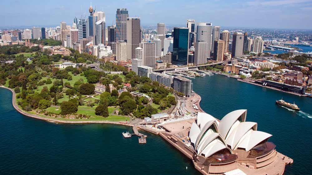 আব্বাস এখন কোথায়, সে প্রশ্নের উত্তর কৌতূহলীদের অনেকেই ইতিমধ্যে পেয়েছেন। মোদী যাঁকে প্রিয় বন্ধু হিসাবে দাবি করেছেন, সেই আব্বাস বর্তমানে অস্ট্রেলিয়ায়। সে দেশে নিজের ছেলের সঙ্গে থাকেন আব্বাস।