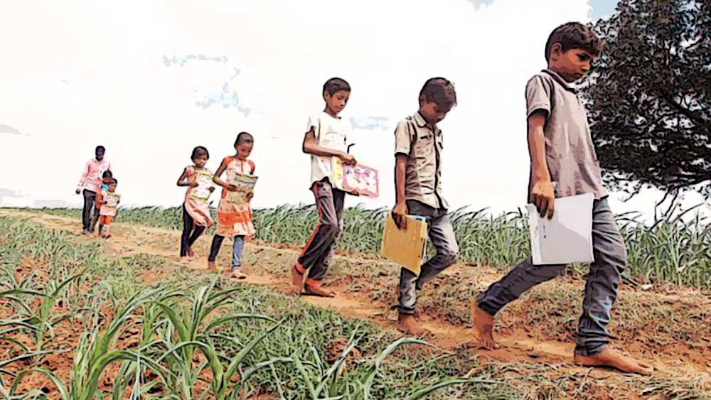 আব্বাসের পরিবার ভাদনগরের পার্শ্ববর্তী কেসিম্পা গ্রামে বসবাস করত। কিন্তু সেই গ্রামের স্কুলে পঞ্চম শ্রেণির বেশি পড়াশোনা করার সুবিধা ছিল না। বন্ধুপুত্রের পড়াশোনায় যেন ঘাটতি না থেকে যায় তা নিয়েও দামোদরদাস যথেষ্ট উদ্বিগ্ন হয়ে পড়েন। এর পরই আব্বাসের পরিবারের সম্মতিতে তাঁকে নিয়ে ভাদনগরে ফিরে আসেন দামোদরদাস।