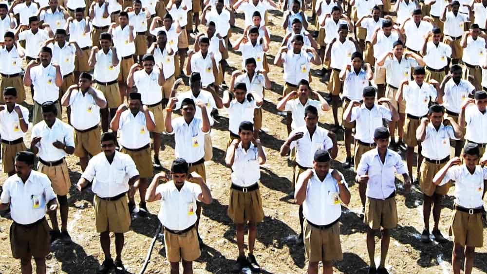 ১৯৭৩-’৭৪ সালে আব্বাস যখন এসএসসি পরীক্ষার প্রস্তুতি নিচ্ছেন, মোদী তখন আরএসএস-এর প্রচারক হওয়ার স্বপ্ন নিয়ে ভাদনগর ছেড়ে আমদাবাদের উদ্দেশে রওনা দিয়েছেন।