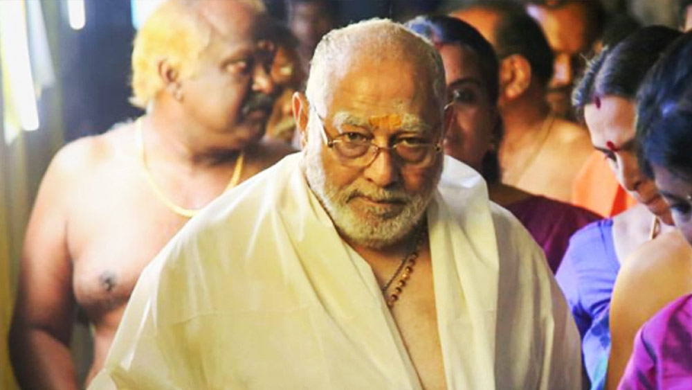 প্রধানমন্ত্রীর আর এক ভাই প্রহ্লাদ মোদীও তাঁদের বাড়িতে আব্বাসের থাকার সময়কালীন কিছু স্মৃতি ভাগ করে নিয়েছেন। তিনি বলেন, ‘‘আব্বাস কয়েক বছর আমাদের সঙ্গে ছিলেন এবং দশম শ্রেণির পরীক্ষার পর চলে যান। তিনি আমার ভাই পঙ্কজের সহপাঠী ছিলেন।’’