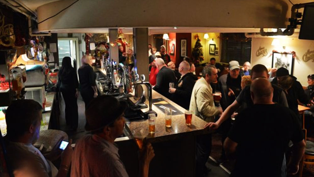 পেনি ফার্দিংয়ে ঢুকে বিয়ারে চুমুক দিতে ব্যস্ত। হঠাৎ দেখা যেত, সামনেই নেচে চলেছেন নগ্ন যুবতীরা। এ সবে ভালই মজে ছিলেন সুরাপায়ীরা।