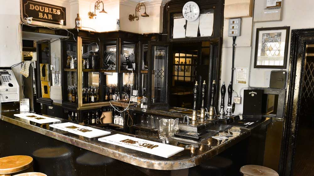 লন্ডনের রয়্যাল কোর্ট থিয়েটারের গা ঘেঁষে থাকায় এই পাবটিতে লিভারপুলের বাসিন্দা ছাড়াও থিয়েটারপ্রেমীদের ভিড় লেগে থাকত। তবে এক কালের এ সব সোনালি দিন আর নেই। যদিও সে সব দিনের কথা আজও ধূসর হয়নি।