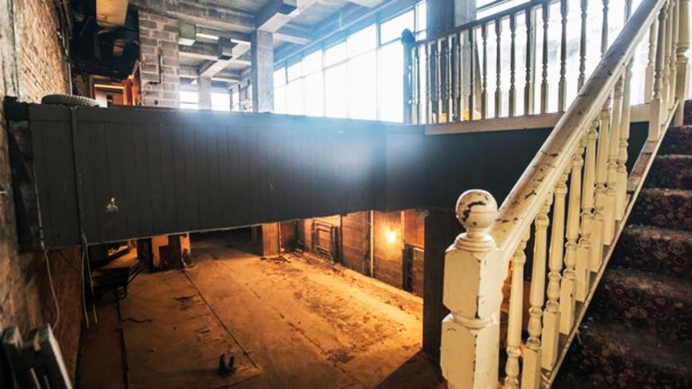 পেনি ফার্দিংয়ের নতুন চেহারায় দারুণ সাড়া মিলেছে। নতুন পানশালায় লোকজনের ভিড়ও হতে থাকে। তবে পুরনো চেহারার পাবটিকে ভুলতে পারেননি অনেকে। 