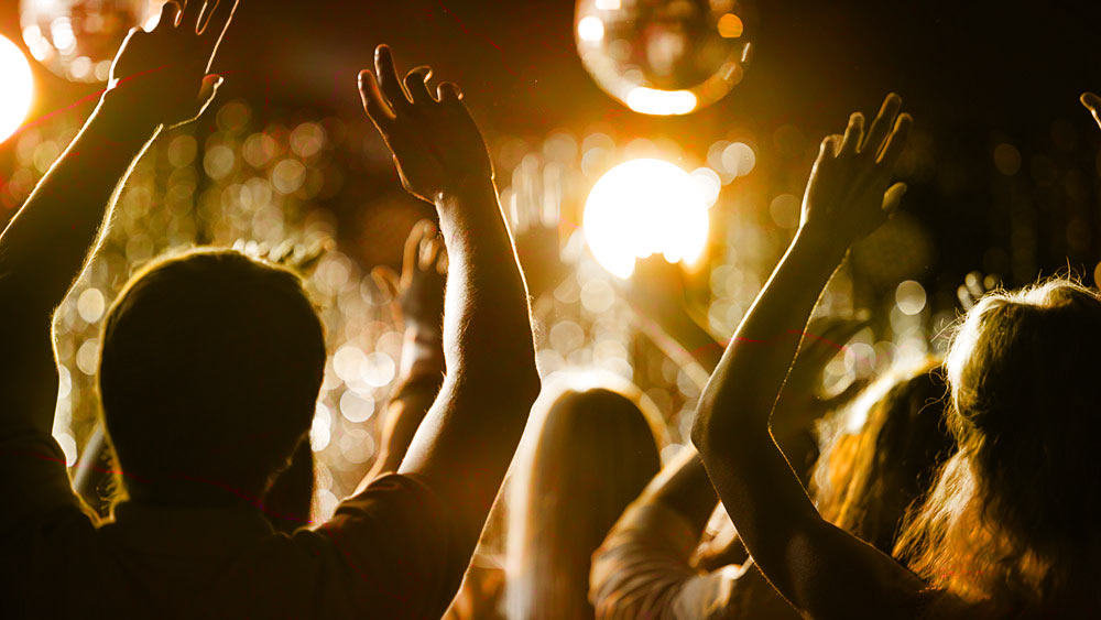 জ্যাকির সাফ কথা, ‘‘খুব নোংরা চেহারার একটা জায়গা। পাবটিকে দেখলে আমাদের সুন্দর শহর সম্পর্কে খারাপ ধারণা হতে পারে। ট্রেন থেকে নেমে শহরে ঢুকে লাইম স্ট্রিটে পা বাড়াতেই প্রথমেই চোখে পড়ত এই পাব।’’ তা সত্ত্বেও পেনি ফার্দিংয়ের নিয়মিত গ্রাহক ছিলেন জনসন।