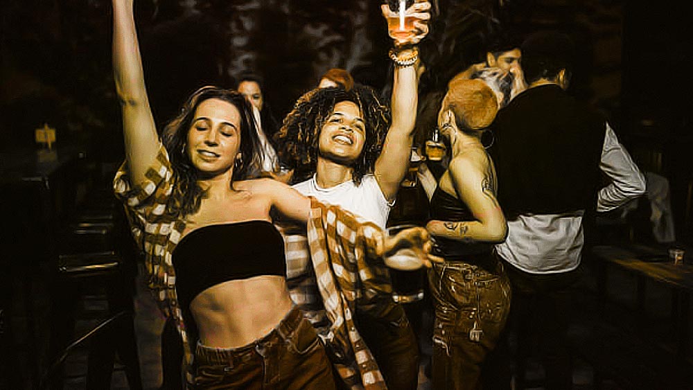 কিসের টানে বার বার ফিরে যেতেন এই পাবে? পাবের ভিতরে তাঁর অভিজ্ঞতার কথা শুনিয়েছেন স্টেফেন হ্যালিগান। তিনি বলেন, ‘‘মনে পড়ে, আমাদের শেষ অর্ডার দেওয়া হয়ে গিয়েছে। এর পর আর বিয়ার পাওয়া যাবে না। কয়েক জন তাঁদের কোটের ভিতর থেকে ক্যান বার করে আমাদের গ্লাসে বিয়ার ঢেলে দিলেন। তার জন্য টাকাপয়সা চাননি। এমনটা শুধু পেনি ফার্দিংয়েই হতে পারে।’’