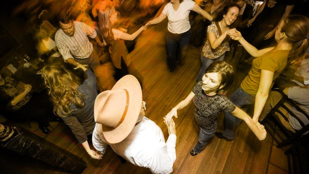 এলিজাবেথ বেনেটের আবার অন্য কথা মনে রয়েছে। তিনি বলেন, ‘‘আমার বয়ফ্রেন্ড এক বার বিয়ার খাওয়াতে পেনি ফার্দিংয়ে নিয়ে গিয়েছিল। হঠাৎই এক জন নগ্ন নর্তকী এসে পাবের ভিতরে নাচ করতে শুরু করে দিলেন। আমি একেবার হাঁ হয়ে গিয়েছিলাম। আমার বয়ফ্রেন্ড রসিকতা করে বলেছিল, ‘এখন বুঝলাম যে এক পাইন্ট বিয়ারের দাম এত চড়া কেন?’’’