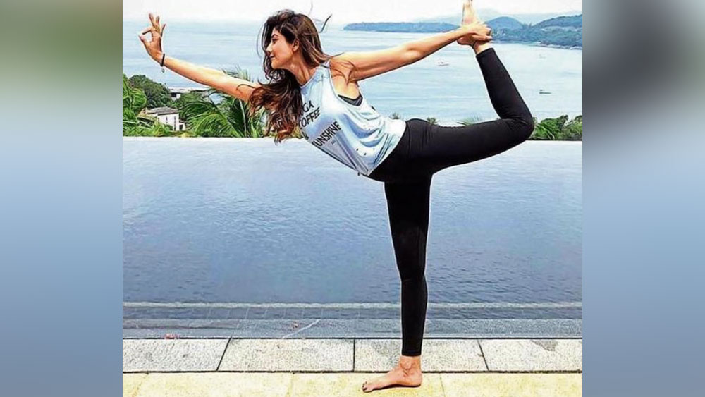 এই তালিকার শীর্ষে রয়েছেন অভিনেত্রী শিল্পা শেট্টি কুন্দ্রা। তিনি যখন ঘাড়ের ব্যথায় ভুগছিলেন তখন তাঁর ফিজিওথেরাপিস্ট যোগাসন করার পরামর্শ দেন।