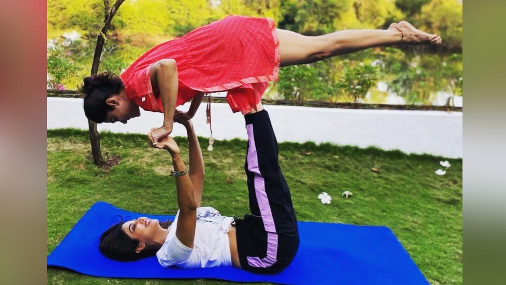 তার পর থেকেই তিনি নিয়মিত যোগাসন করেন। এমনকি, শরীর সুস্থ রাখার জন্য ব্যায়াম, যোগাসন, ডায়েট সম্পর্কিত বিষয় এবং তার উপকারিতার সম্পর্কে নেটমাধ্যমে প্রশিক্ষণও দেন তিনি। 