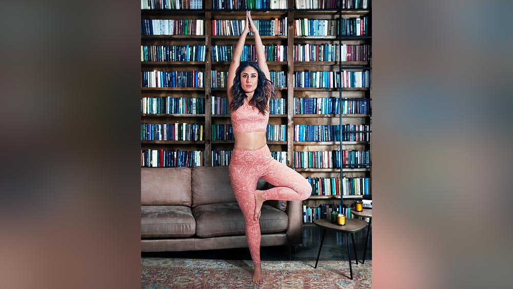 দুই সন্তানের মা হওয়ার পরেও করিনা কপূর খান আজও নবাগতা নায়িকাদের সঙ্গে টেক্কা দিয়ে যাচ্ছেন। নিজেকে ‘ফিট’ রাখতেই তিনি যোগাসন শুরু করেন।