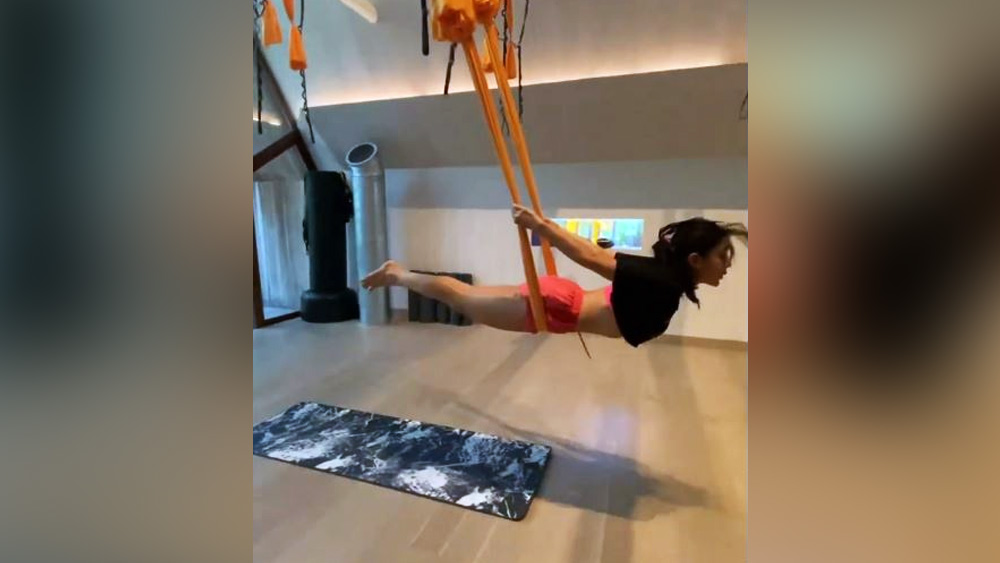 ওজন কমাতে তিনি ব্যায়াম, যোগাসন শুরু করেন। যোগাসনের উপকারিতা নিয়েও বহু জায়গায় কথা বলেছেন সারা।