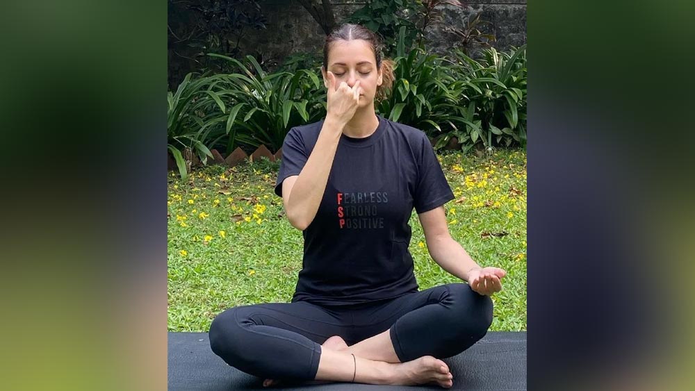 তাঁর ধারণা, খোলা আকাশের নীচে, প্রকৃতির কোলে যোগাসন করলে তা লাভজনক বেশি।