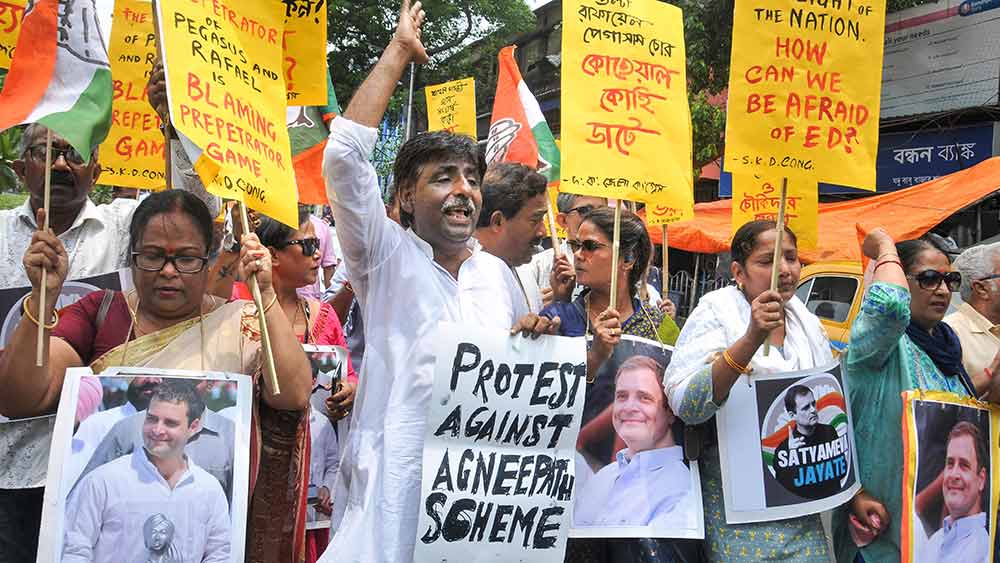 ‘অগ্নিবীর’-রা বেতন হিসাবে প্রতি মাসে ৩০-৪৫ হাজার টাকা হাতে পাবেন বলেও জানিয়েছিল কেন্দ্রীয় সরকার। চার বছরের চুক্তি শেষে ২৫ শতাংশ ‘অগ্নিবীর’কে সেনায় অন্তর্ভুক্ত করা হবে। বাকিরা অবসরের সময় এক লপ্তে ১১-১২ লক্ষ টাকা হাতে পাবেন। এই প্রকল্পে যোগদানকারীরা পেনশনের সুবিধা পাবেন না।