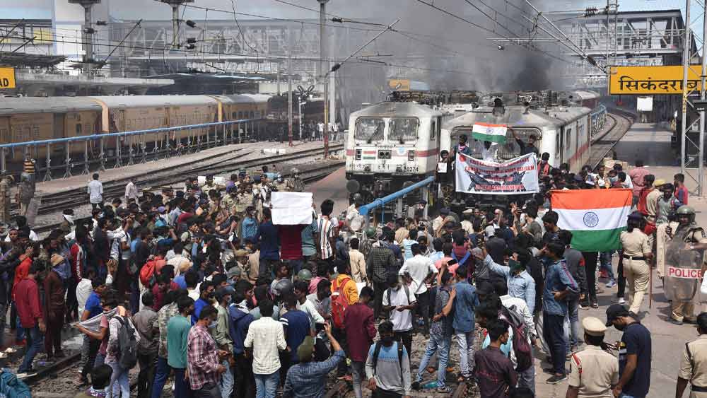 কেন্দ্রীয় সরকারের এই প্রকল্পের বিরোধিতা করে আন্দোলনে নেমেছেন বহু তরুণ-তরুণী। তাঁদের সমর্থনে এগিয়ে এসেছে মোদী সরকারের বিরোধী দলগুলিও। রাজনাথ একে ‘ঐতিহাসিক সিদ্ধান্ত’ বলে তকমা দিলেও কংগ্রেসের প্রাক্তন সভাপতি রাহুল গাঁধীর দাবি, যুবসমাজের কাছে ক্ষমা চেয়ে একে প্রত্যাহার করতে হবে প্রধানমন্ত্রীকে।