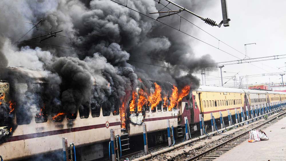 রাজনৈতিক দলগুলির প্রতিবাদ ছাড়াও আন্দোলনে নেমেছে যুবসমাজের একাংশ। এই আন্দোলনের আঁচ লেগেছে বাংলা, বিহার, তেলঙ্গানা, হরিয়ানা, মহারাষ্ট্র-সহ দেশের বহু রাজ্যে। ভাঙচুর, ট্রেন ও পথ অবরোধ, অগ্নিসংযোগ— হিংসাত্মক আন্দোলনের পথে হেঁটেছেন বিক্ষোভকারীরা। 