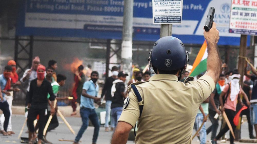 আন্দোলনের আঁচ তীব্র হলেও ‘অগ্নিবীর’দের কেন্দ্রের পাশাপাশি নানা রাজ্য সরকার এই প্রকল্পের অধীনে কাজের পর কর্মসংস্থানের ভরসা দিয়েছে।