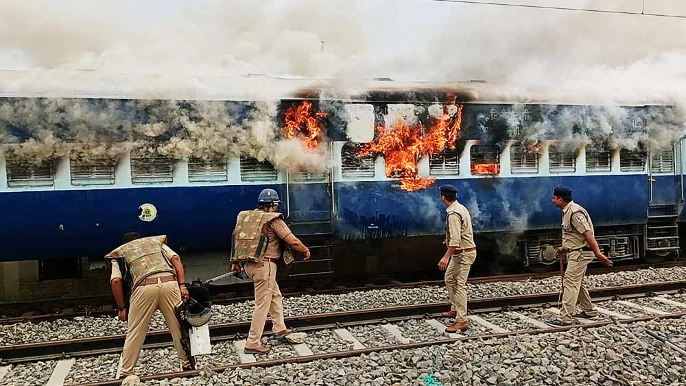 কেন্দ্রীয় স্বরাষ্ট্রমন্ত্রী অমিত শাহের ঘোষণা, সেন্ট্রাল আর্মড পুলিশ ফোর্সেস (সিএপিএফ) এবং আসাম রাইফেলসে ‘অগ্নিবীর’দের ১০ শতাংশ আসন সংরক্ষিত থাকবে। স্বরাষ্ট্র মন্ত্রকের তরফে আরও প্রতিশ্রুতি, সিএপিএফ এবং আসাম রাইফেলসে যোগদানের জন্য এই প্রকল্পের বয়ঃসীমার থেকে আরও তিন বছরের ছাড় পাবেন ‘অগ্নিবীর’রা। প্রথম ব্যাচের ‘অগ্নিবীর’দের জন্য তা বাড়িয়ে পাঁচ বছর পর্যন্ত করা হয়েছে।