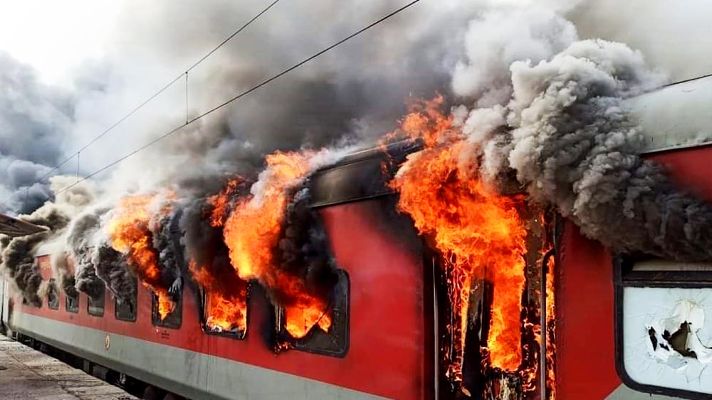 সেনাপ্রধান জেনারেল মনোজ পাণ্ডে, নৌসেনা প্রধান অ্যাডমিরাল আর হরি কুমার এবং বায়ুসেনার প্রধান এয়ার চিফ মার্শাল ভিআর চৌধরির সঙ্গে বৈঠকের পর শনিবার রাজনাথ জানিয়েছেন, ‘অগ্নিবীর’দের জন্য ভারতীয় উপকূলরক্ষী বাহিনীতে ১০ শতাংশ চাকরি সংরক্ষণ করা হবে। একই কথা প্রযোজ্য ১৬টি প্রতিরক্ষা মন্ত্রকের রাষ্ট্রায়ত্ত সংস্থায়।