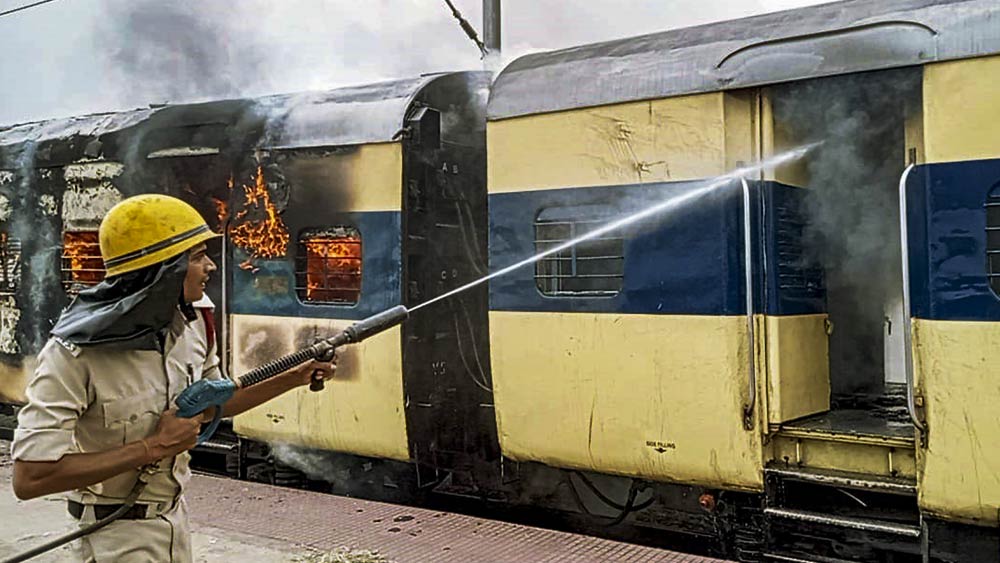 বন্দর, জাহাজ এবং জলপথ মন্ত্রকের ঘোষণা, ‘অগ্নিবীর’দের মার্চেন্ট নেভি-সহ ছ’টি পরিষেবামূলক শাখায় যাতে অন্তর্ভুক্তির পথ মসৃণ হয়, তা দেখা হবে।