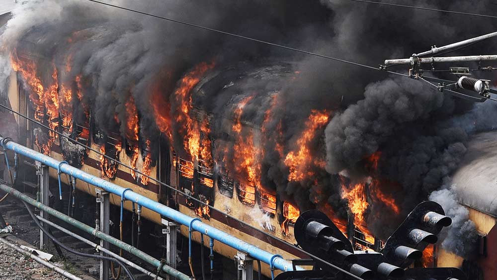 কেন্দ্রীয় সরকারের বিভিন্ন মন্ত্রক ছাড়াও বিজেপি-শাসিত রাজ্য সরকারগুলিও নানা প্রতিশ্রুতি দিয়েছে। উত্তরপ্রদেশের মুখ্যমন্ত্রী যোগী আদিত্যনাথ জানিয়েছেন, রাজ্যে পুলিশ-সহ সেই সম্পর্কিত কাজে ‘অগ্নিবীর’রা অগ্রাধিকার পাবেন।