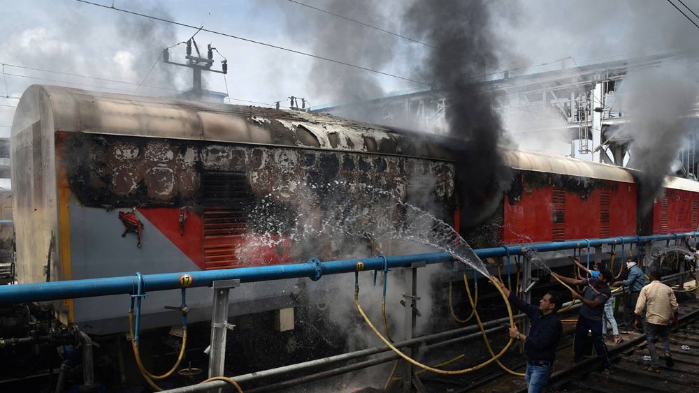 মধ্যপ্রদেশ সরকারের ঘোষণা, সেনায় কাজের পর রাজ্য পুলিশে ‘অগ্নিবীর’দের আগে কাজে নেওয়ার কথা ভাবা হবে। অসমের মুখ্যমন্ত্রী হিমন্ত বিশ্বশর্মার ঘোষণা, যাঁরা এই প্রকল্পে চার বছর কাটাবেন, তাঁরা রাজ্য পুলিশের কাজে অগ্রাধিকার পাবেন। একই প্রতিশ্রুতি দিয়েছে কর্নাটক সরকার।