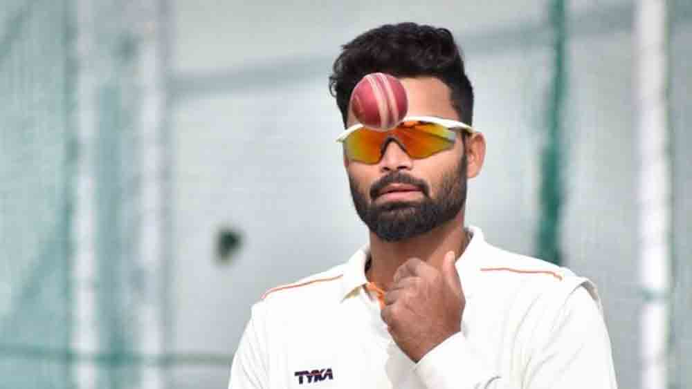 লাল বলেও উইকেট পেয়েছেন কুমার কার্তিকেয়।
