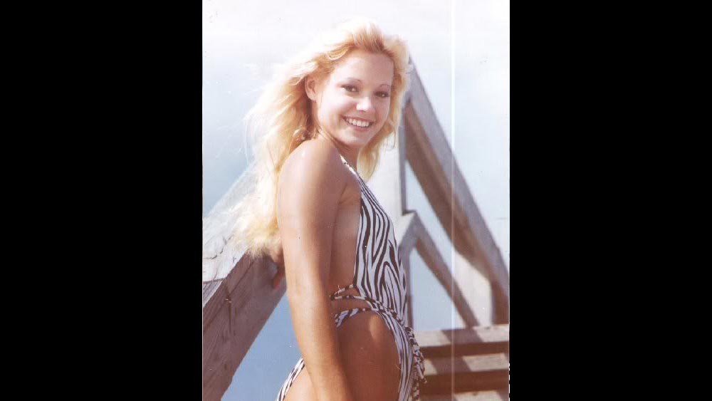 তাঁর পরনে ছিল নীল রঙা ডেনিম শার্ট। সঙ্গে ছিল মানানসই স্কার্ট। হাতে ছিল ধূসর রঙের ভ্যানিটি ব্যাগ। পুলিশকে জানানো হয়েছিল এ কথা। কিন্তু তার পরেও কোনও পাত্তা পাওয়া যায়নি তাঁর।