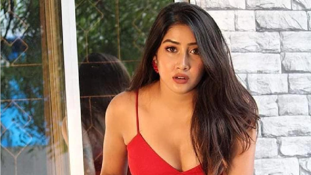 নেটমাধ্যমে সাহসী ছবি পোস্ট করার কারণে তিনি পুরুষ ভক্তদের কাছে বিশেষ জনপ্রিয়। তিনি নতুন কী ছবি দিলেন তা দেখতে পুরুষ অনুরাগীরা নিয়মিত নেটমাধ্যমে গিয়ে তাঁর অ্যাকাউন্টে ভিড় জমান।